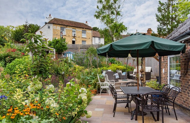 Large family holiday home with beautiful garden, sleeping 8 guests in the beautiful Kent countrysid