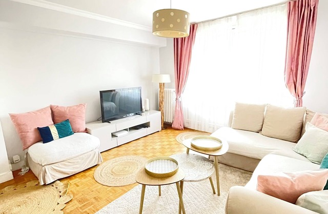 Large family home, close to transport and shops, 7 min Paris, free parking