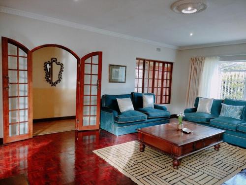 Large Family Home-Neighboring Northcliff and Greymont