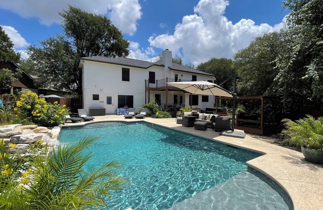 Large Family Private Home - HOT TUB, Pool, Pool Table, game room, dog friendly!