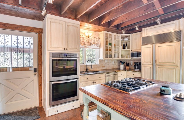 Large Family Retreat in Evergreen: Hot Tub & Deck!