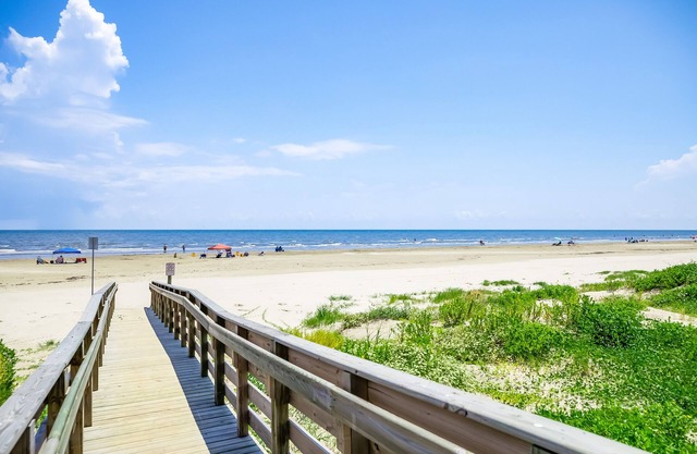 Large Family Retreat with Gulf Views, Beach Access, Shared Pool - Small Dogs OK