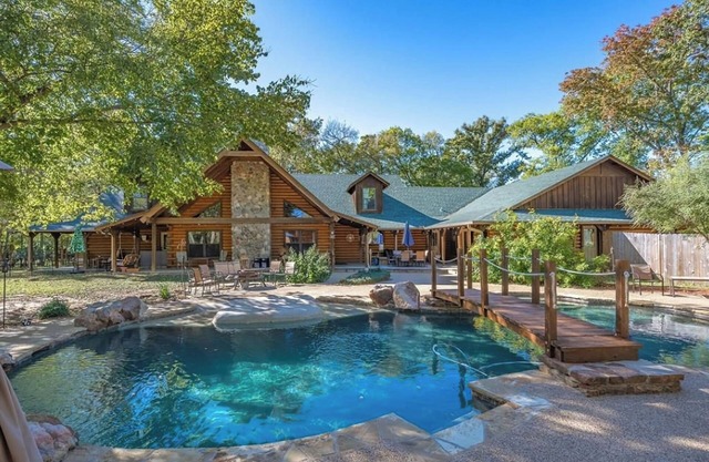 Large Family ~ Reunions ~ Retreats ~ First Monday ~ Pool ~ Pet Friendly !