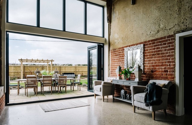 Large Farm Barn in Suffolk Countryside w/Games Room