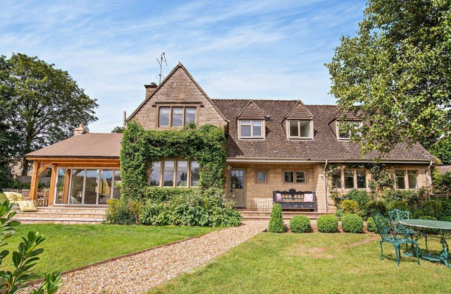 Large five bedroom dog friendly holiday accommodation in the Cotswolds - Hillside