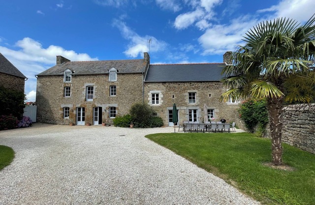 LARGE, FULLY RENOVATED BUILDING BETWEEN DINAN AND SAINT MALO