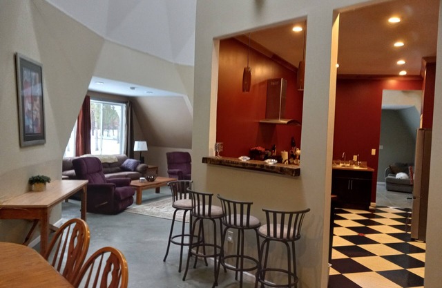 Large geodesic dome with loft; near lakes and minutes from Wisconsin Dells!