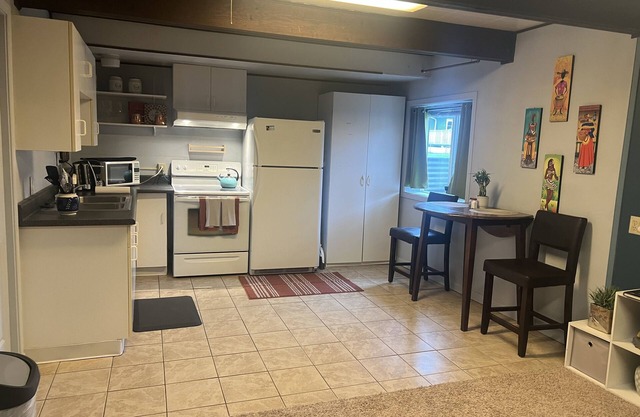 Large Govt hill studio-near downtown