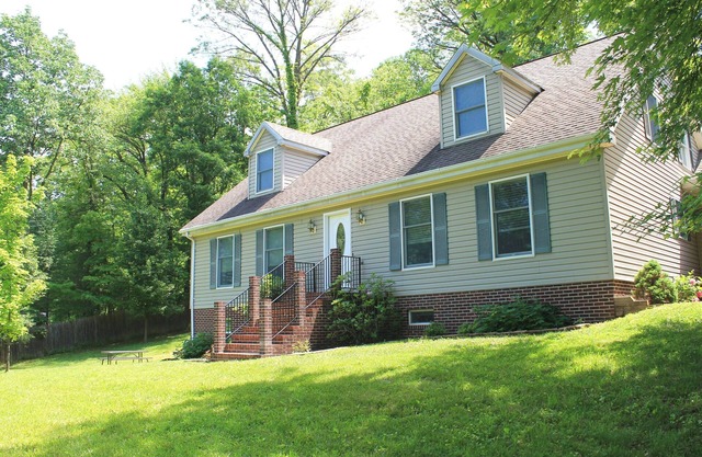 Large Groups, Hot Tub, Near Attractions, Wooded/Country Setting w/Aparment/Annex