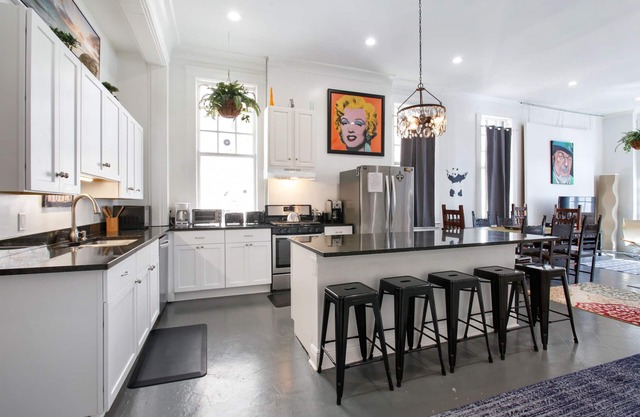 LARGE GROUPS -WALK to French Qtr, Dome, Steps to Warehouse District bars & eats