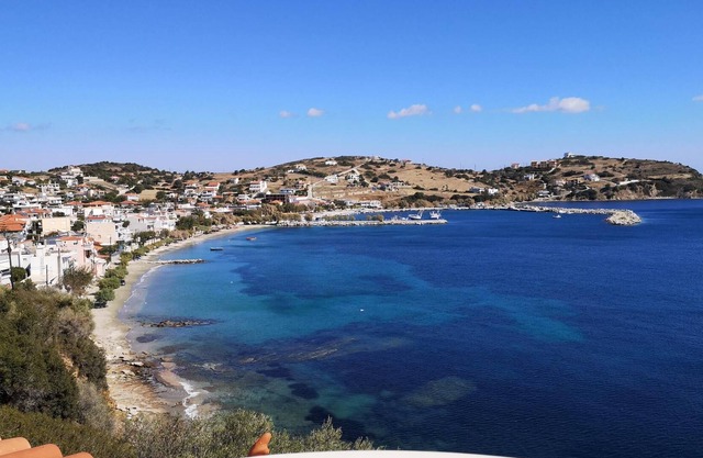 Large holiday flat directly above the sea with beach access in Agii Apostoli, Eu
