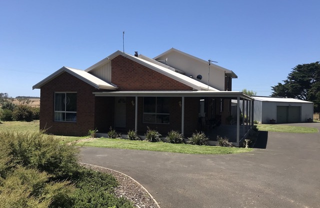 Large holiday house , Pet dog friendly, secure boat parking off road
