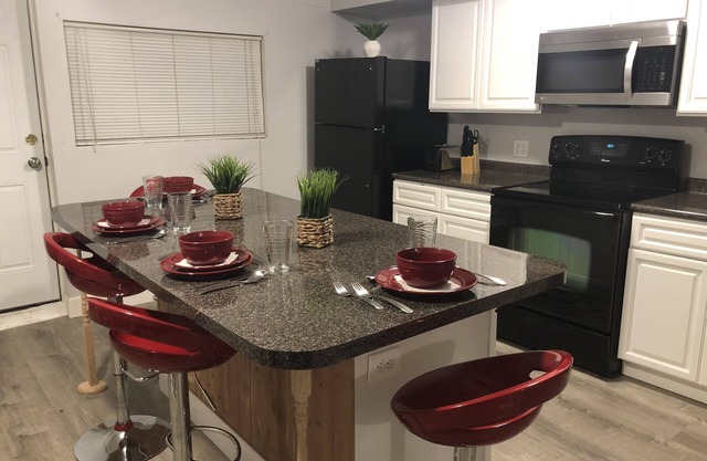 Large Home Accommodates Up To 15 In Niagara USA