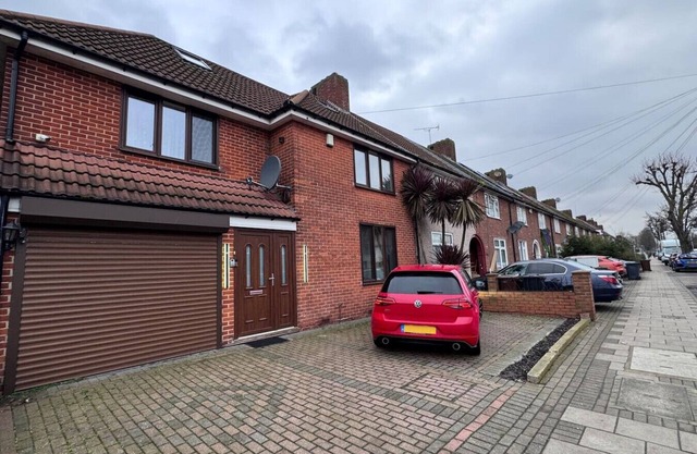 Large Home In Barking 1gbps WiFi & Free Parking