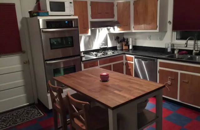 Large Home on a Quiet Street: Close to Downtown and Oakland