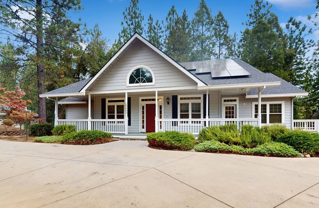 Large Home with Wrap-around Deck, Arcade Games, Near Yosemite!