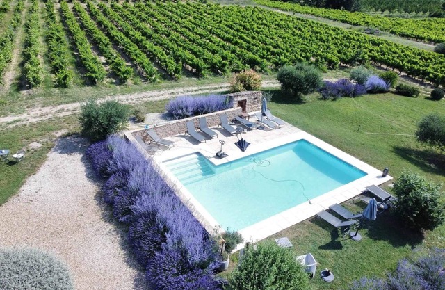 Large house at the foot of the Luberon next to Lourmarin with swimming pool