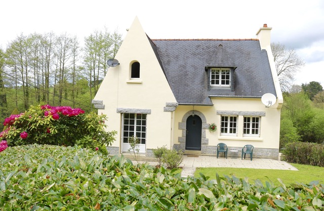 Large house & garden, Starlink WiFi, ideal for shops, walking, cycling & fishing