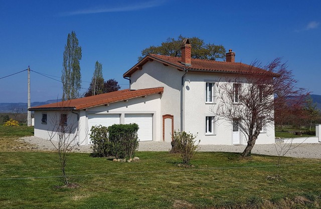 LARGE HOUSE IN THE COUNTRY