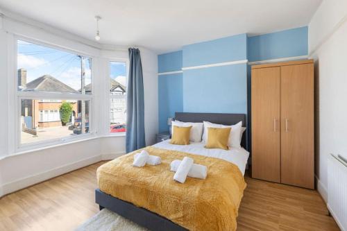 Large House next Central Romford Transport