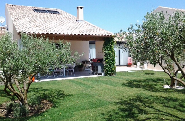 large house on hill 5 minutes from Nimes CV