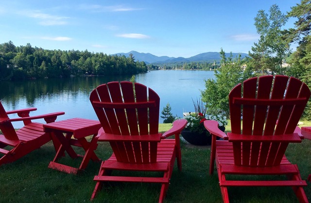 Large house on Mirror Lake, Lake Placid 😍 walk to Main St., spectacular views