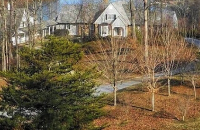 Large House with Lake Views, pool table and Private Boat Dock