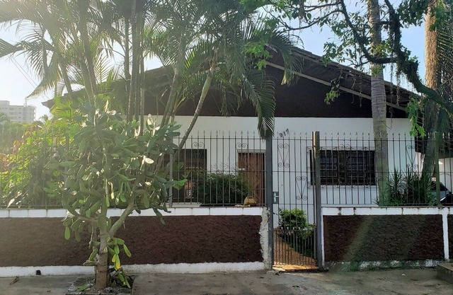 Large House With Pool And Tennis Court