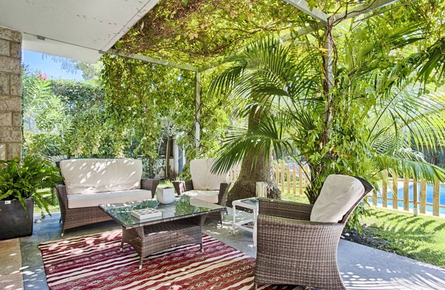 Large house with pool and barbecue near the center of Cascais