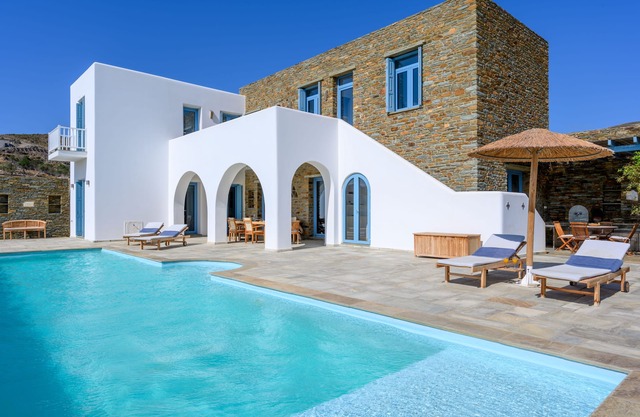 Large house with swimming pool 100m from the beach