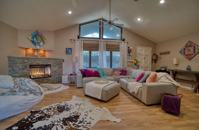 Large King Suite- Hot Tub-12 min to town- sleeps 8