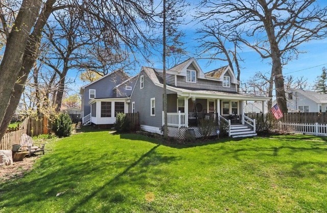 Large Lakehouse with hot tub. walk to public beach in Twin Lakes WI