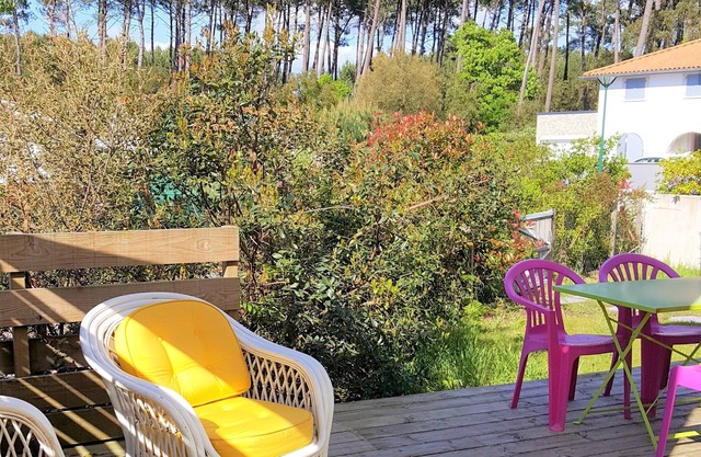Large lodge under the pines, quiet/garden, 2CH/beaches 3km/bbq+wifi/rated 3*.