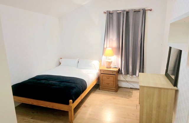 Large London 6 bedroom home away from home. Free parking, free WiFi.