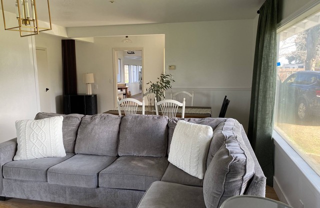 Large lot 3-bedroom house near Belmont Country Club