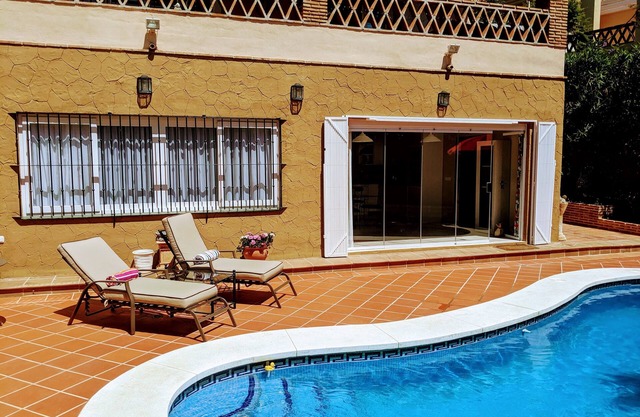 Large, Luxurious 2 Bedroom APARTMENT With PRIVATE POOL, Excellent Reviews!