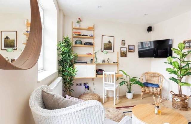 Large Luxury Studio in Heart of Richmond