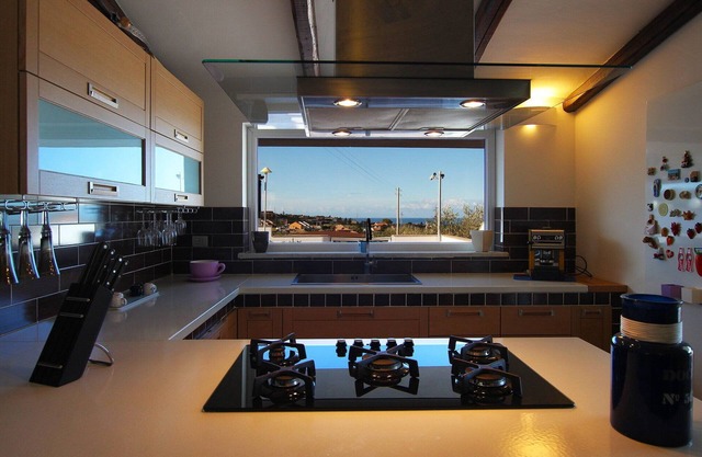 Large Luxury Villa with PRIVATE POOL, 4 bedrooms, 4 baths WiFi BBQ, near the SEA