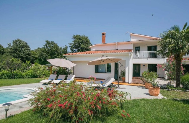 Large luxury villa for 8 people with pool and close to the sea