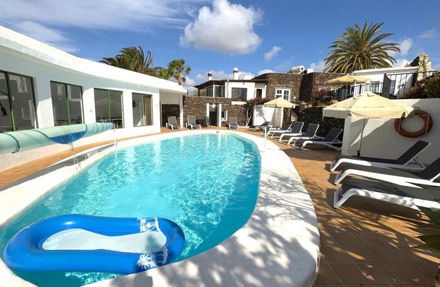 Large Luxury Villa in great location Hot Tub, A/C, Pool Table,Table Tennis,Wifi,