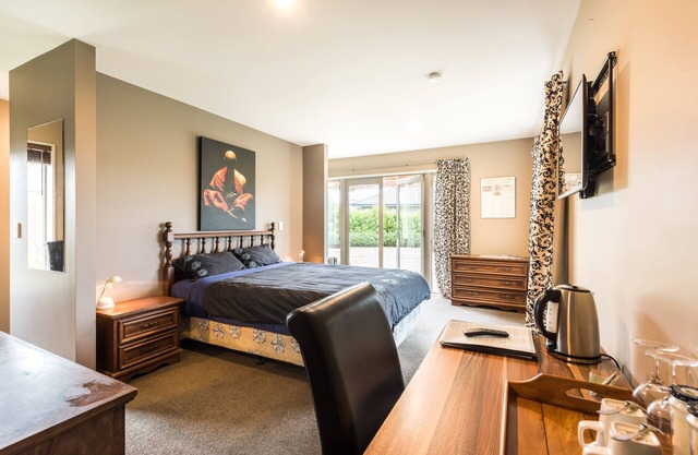 Large master bedroom with en-suite and bath in our Private House