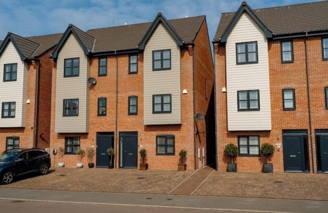 Large Modern Scenic 4 Bedroom Townhouse