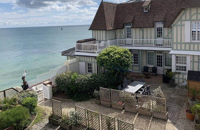 Large Norman house right by the sea on the landing beaches