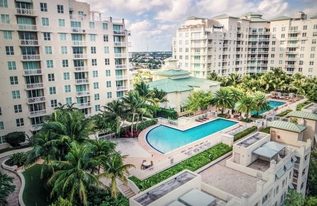 Large One Bedroom 1 1/2 Bath in Luxury Complex with 2 Queen Beds.