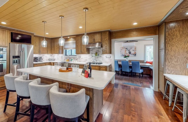 Large Penn Estates home with private hot tub, fireplace & pool table - dogs ok