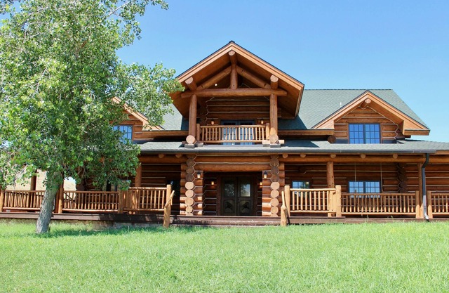 Large, picturesque luxury log home for the whole family.