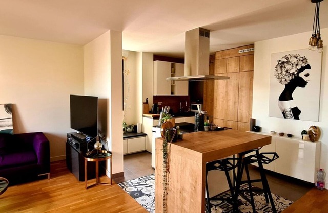 Large, pleasant duplex apartment on top floor
