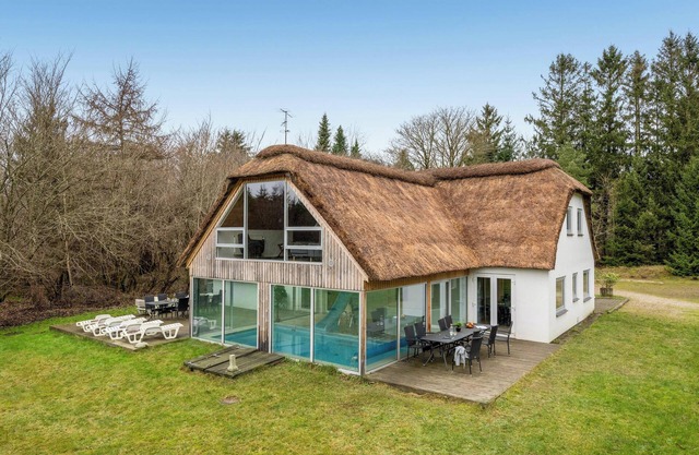 Large pool house for 20 people, where hunting is allowed in the adjacent forest.