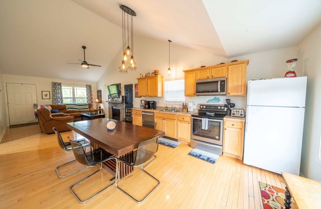 ⭐Large Primary suite✦Balcony✦hot tub✦gated✦events⭐