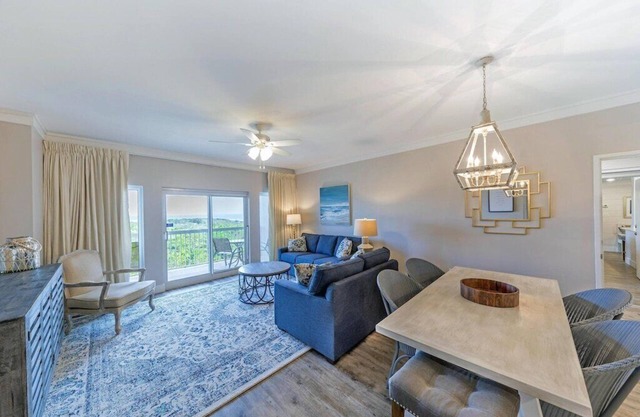 Large Private Beach Access! Pickleball, Mini Golf, Basketball, Pools, Hot tub!